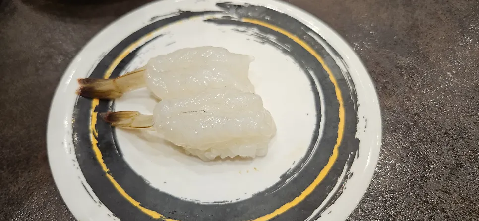 와사비 푼 간장에 찍어 먹는 초밥