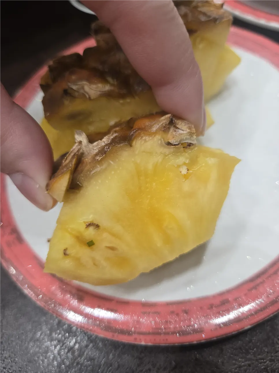 회가 긴 연어 초밥