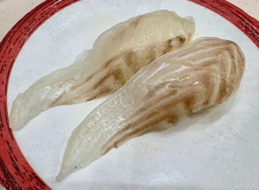 접시에 담긴 초밥 한 접시