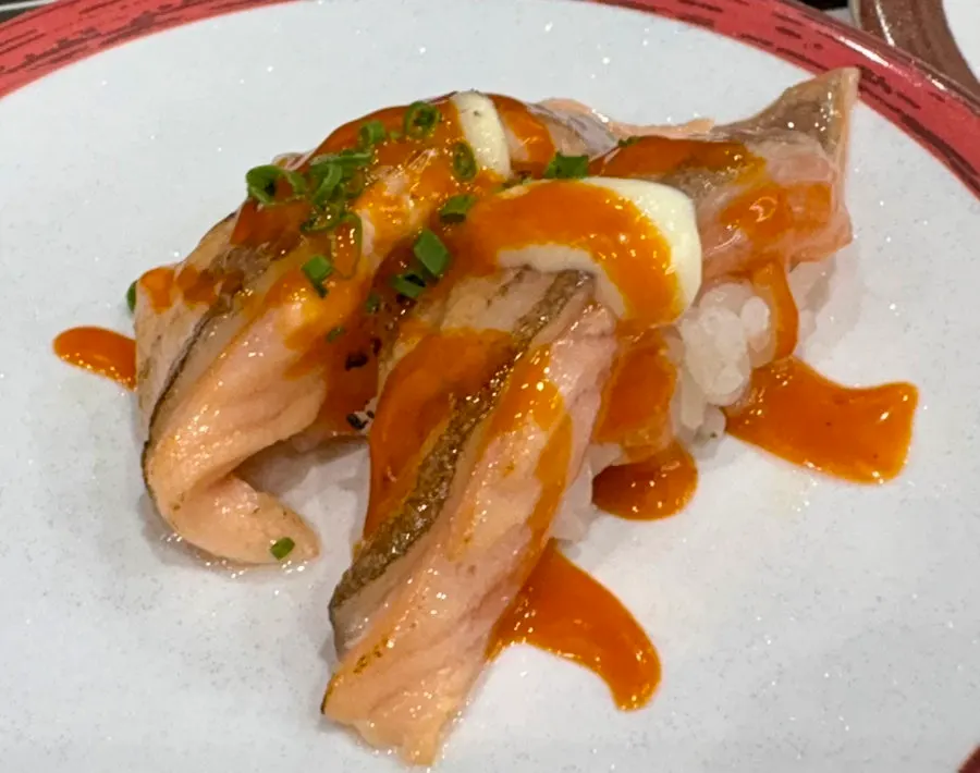 연어타다끼 초밥 접시