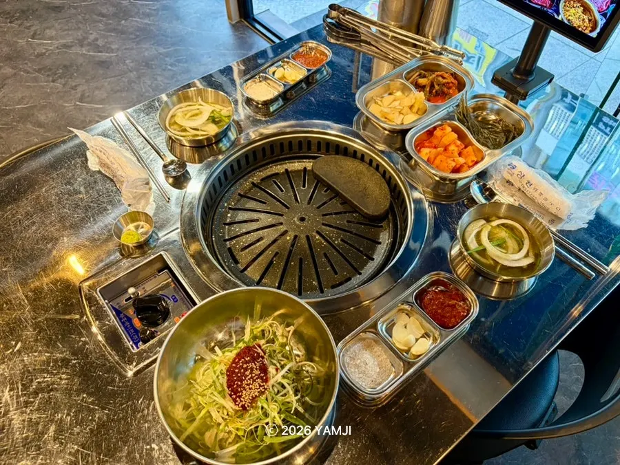 단체 회식이 가능한 넓은 매장 내부