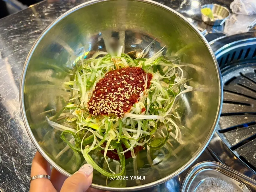파채와 장아찌가 놓인 밑반찬 상차림