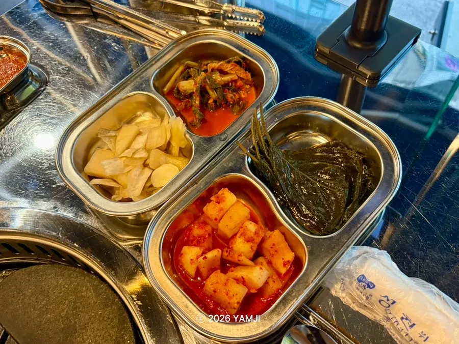 열무김치와 깍두기 등 밑반찬 접시