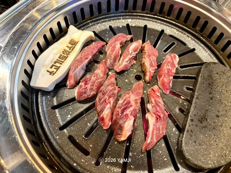 불판에 올린 소고기 모둠