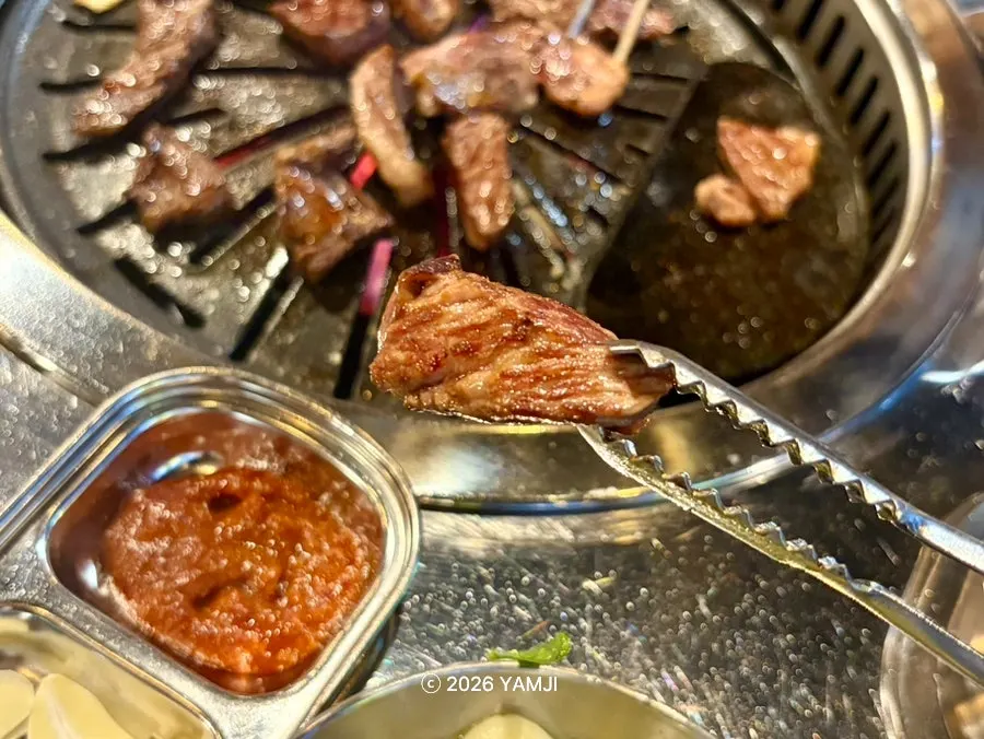 부드럽게 익은 소고기 한 점