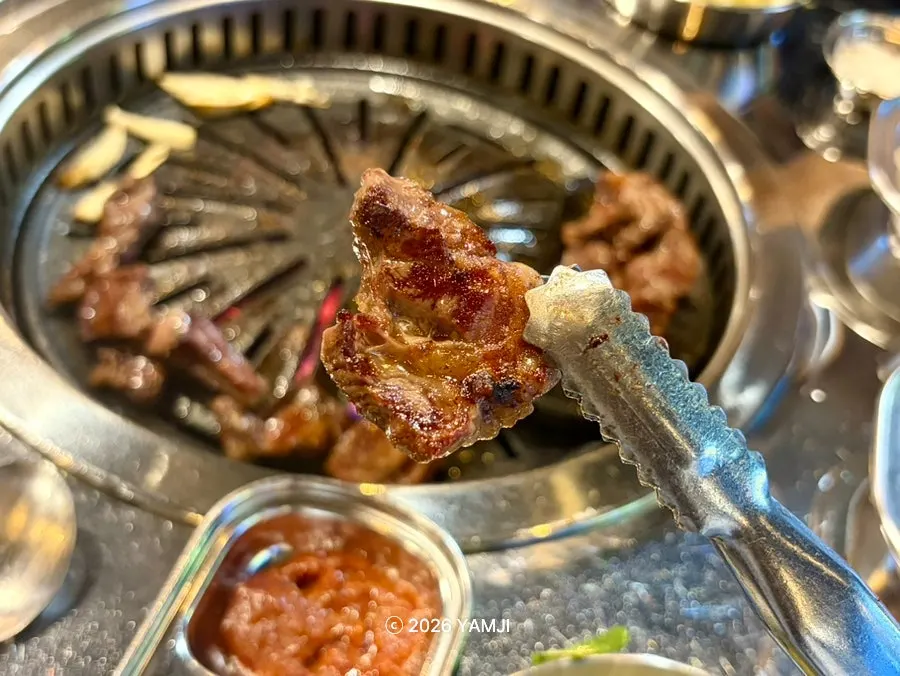 소고기와 함께 곁들인 술상
