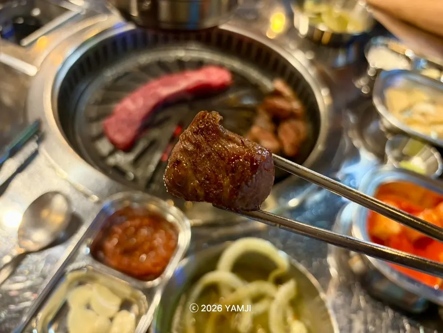다양한 부위가 섞인 모둠 소고기 구이