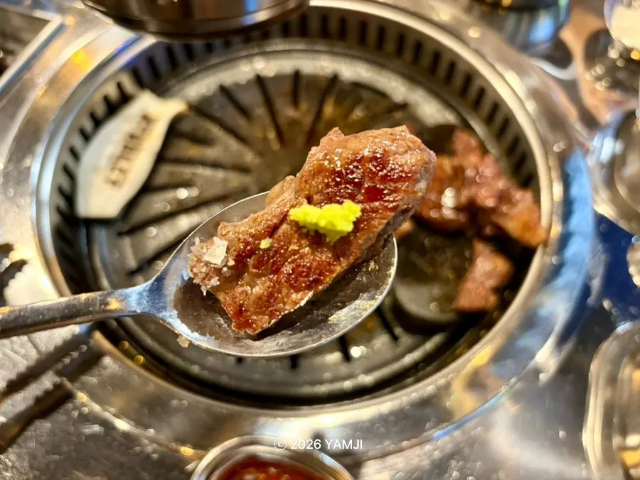 밑반찬과 함께 먹는 소고기 한 쌈