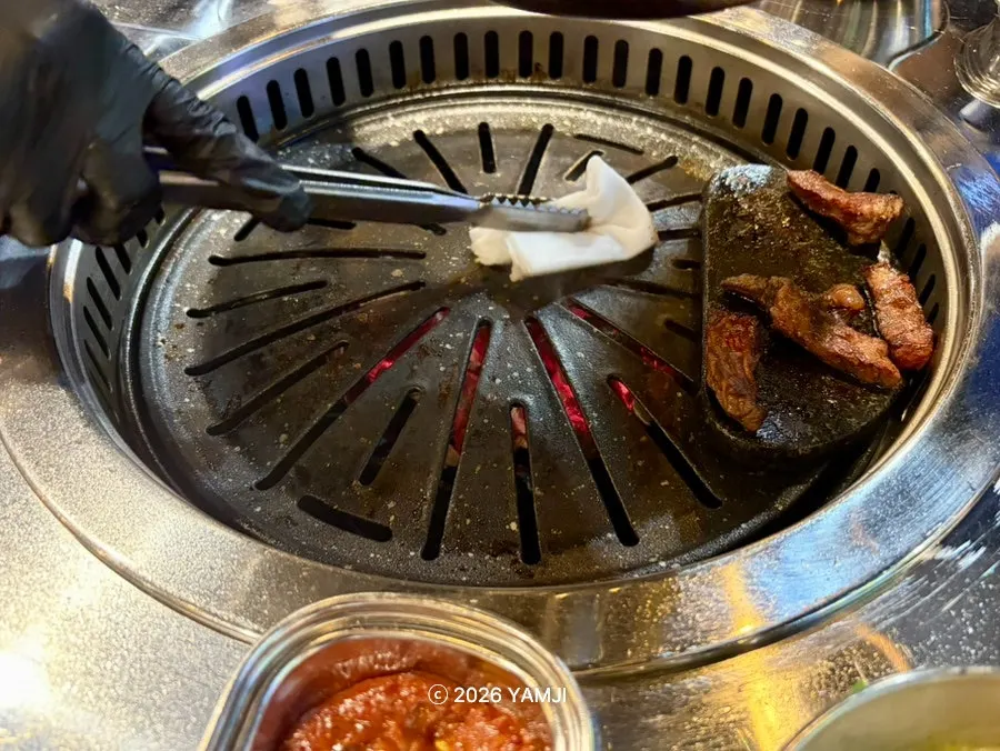 회식 테이블에 차려진 소고기 상차림