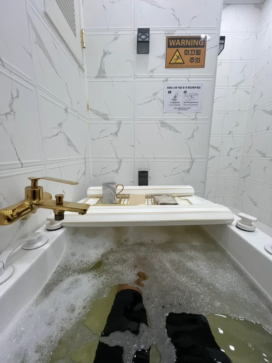 Xpa spa treatment room bathtub