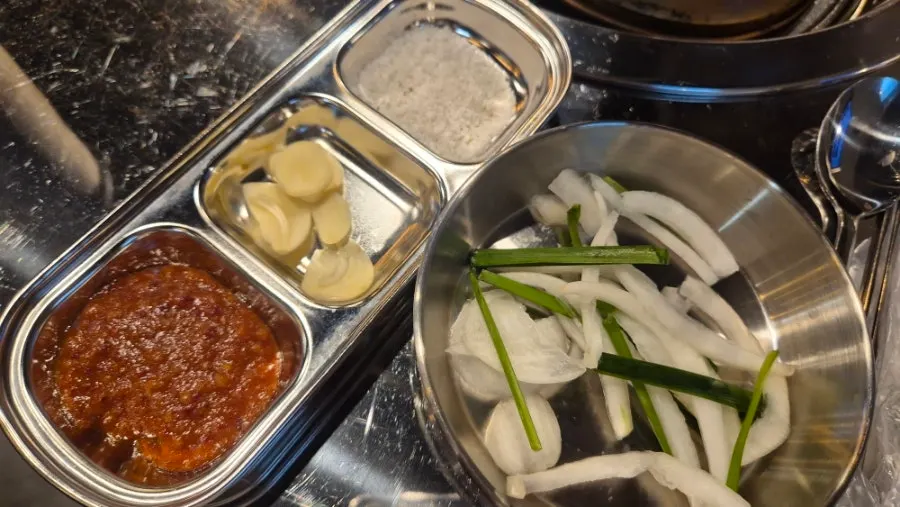 Kkakdugi and pickled onions among the side dishes
