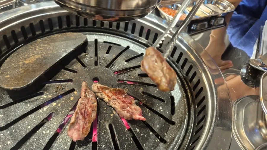Final shot of a piece of beef at Sogogi Twist Yeongtong District Office Branch