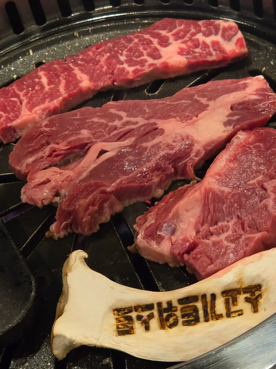 마블링이 살아 있는 살치살 생고기 클로즈업