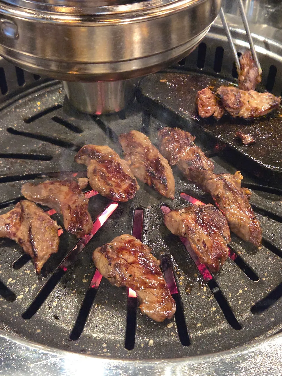 소고기와 함께 마신 시원한 맥주 잔