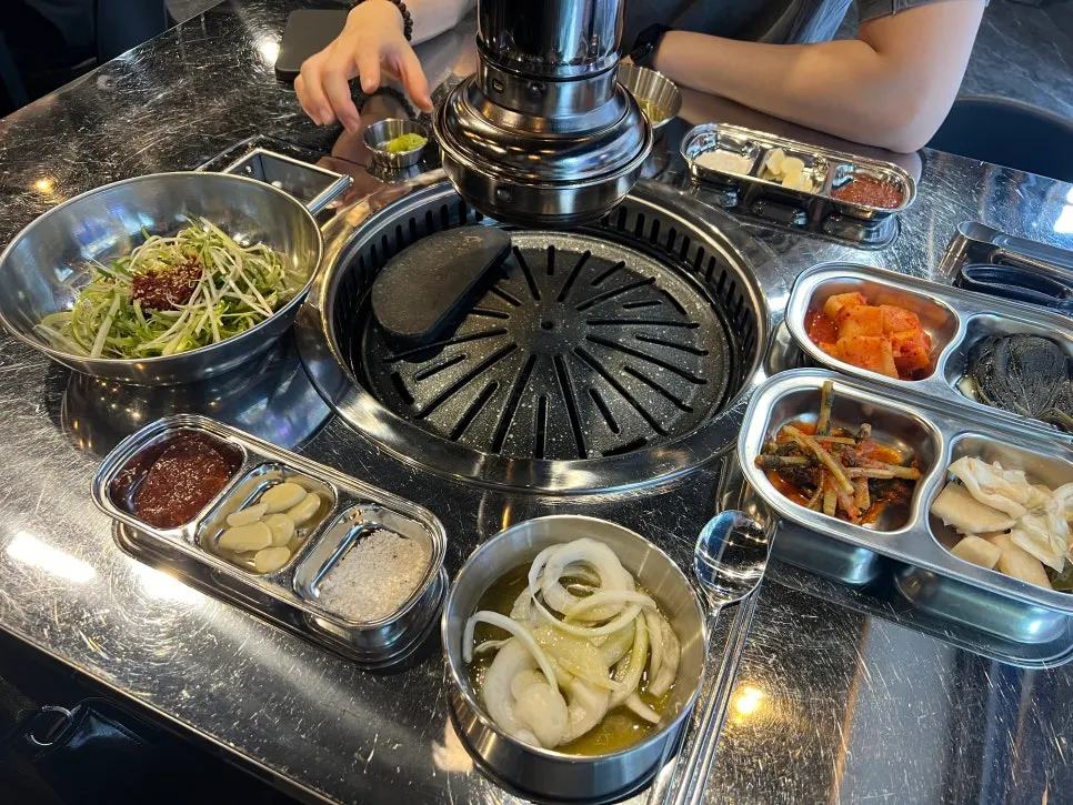 고기와 함께 차려진 반찬 상차림