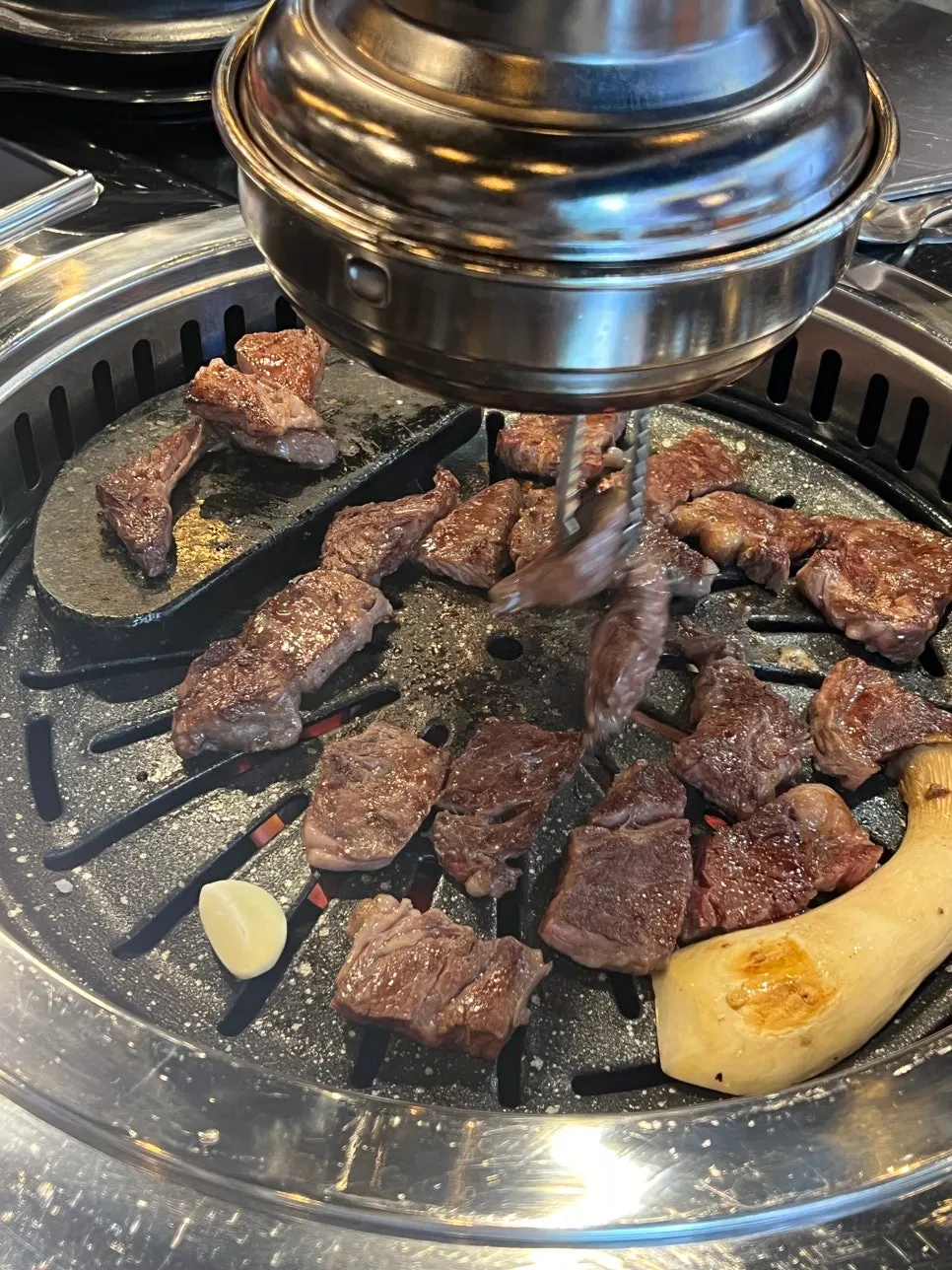 불판에서 구워지는 꽃새우살
