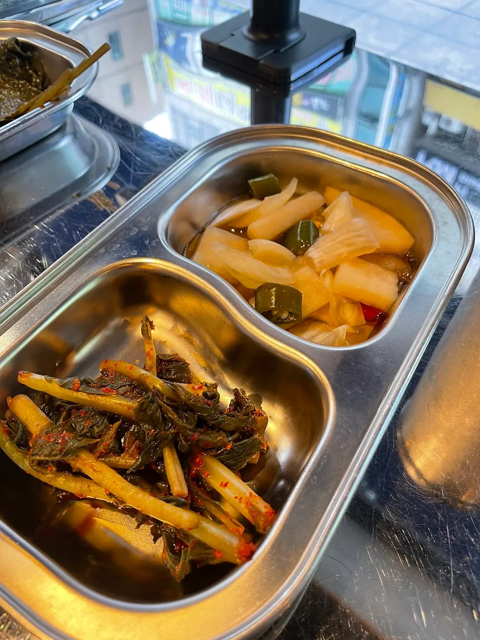 정갈하게 세팅된 밑반찬