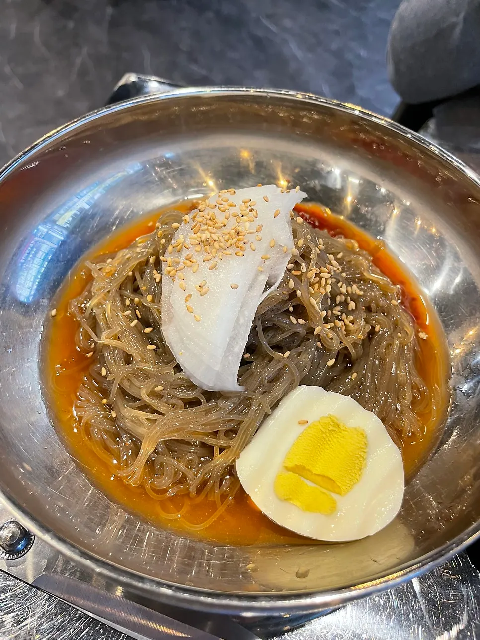 와사비를 올린 소고기 한 점