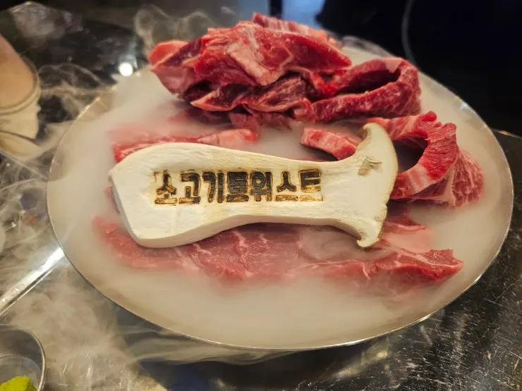 Plate of raw prime-grade beef platter, 1kg