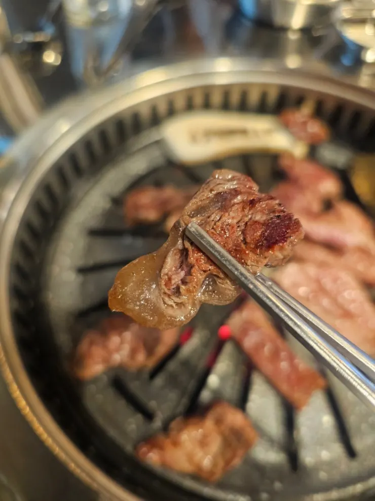 Salt-sprinkled flap meat grilling