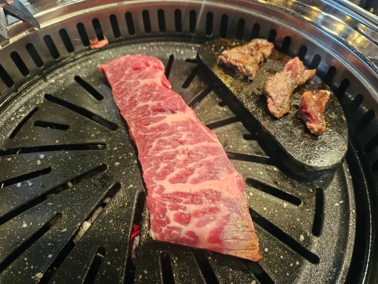 Grill loaded with beef and sliced garlic