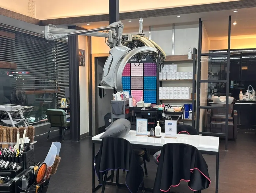Spacious, tidy interior of Kamiya Hair Yeongtong