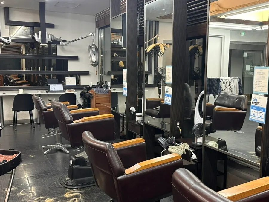 Interior of the Yeongtong salon near Kyung Hee University