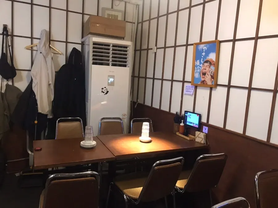수산장 영통점 내부 좌석과 바테이블