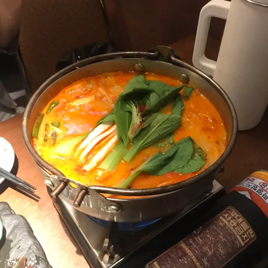 상에 차려진 생새우회와 술국 한 상