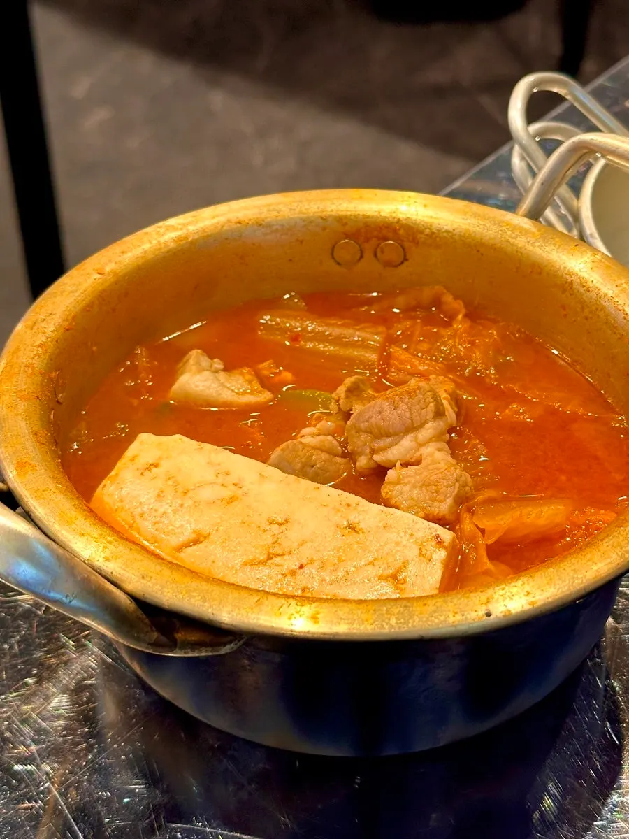 Kimchi stew with tofu and meat