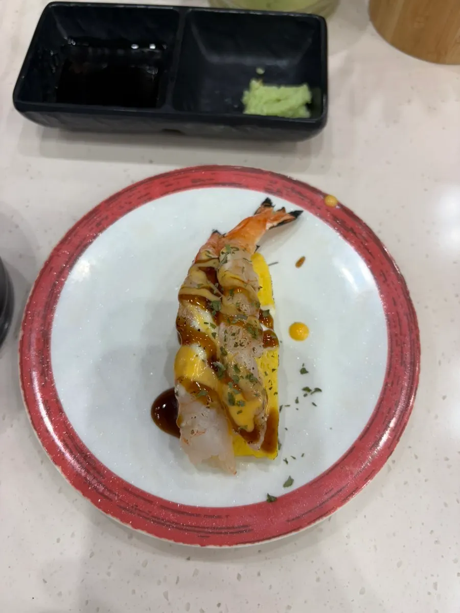 A single-piece eel sushi plate