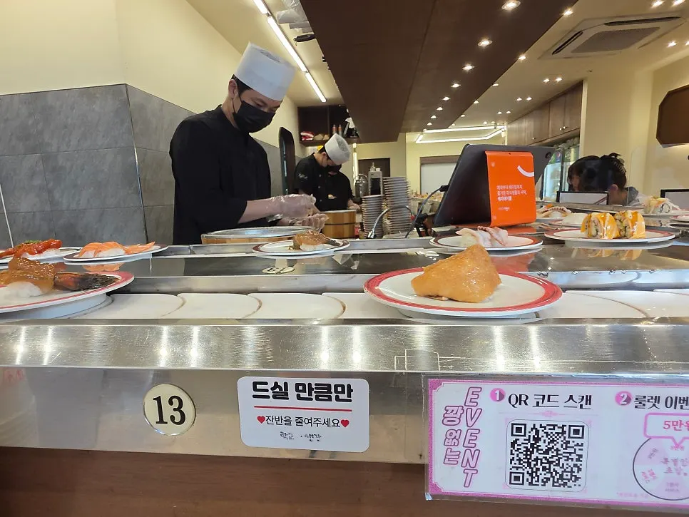 생선류와 육류가 섞인 레일 초밥 구성