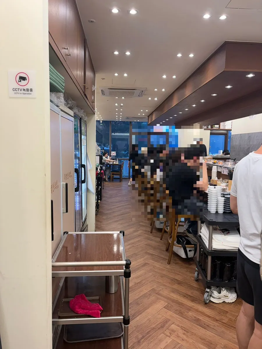 Interior seating along the conveyor belt at Teukbyeolhan Chobap