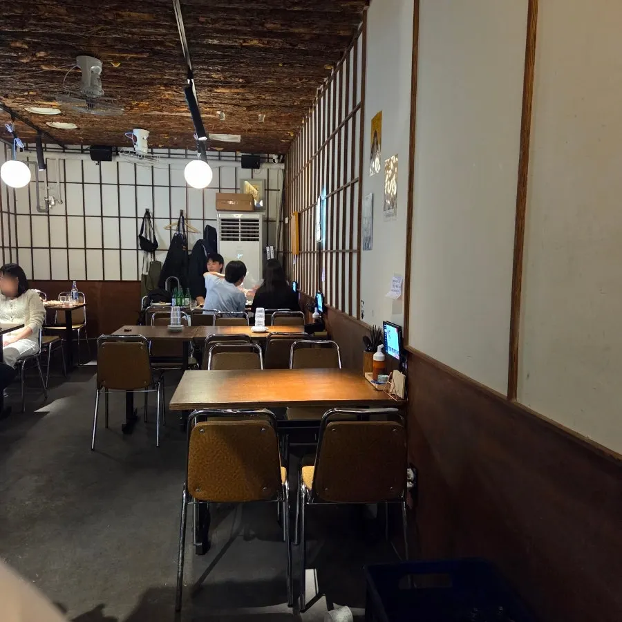 조명이 밝지 않은 수산장 수원영통점 내부 분위기