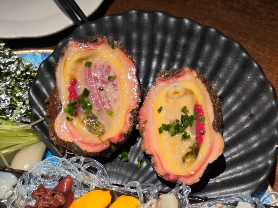 Aged sashimi and six kinds of seafood near Yeongtong Station at Susan Jang