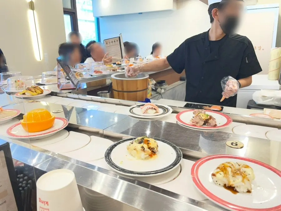 초밥이 돌아가는 회전 바 테이블