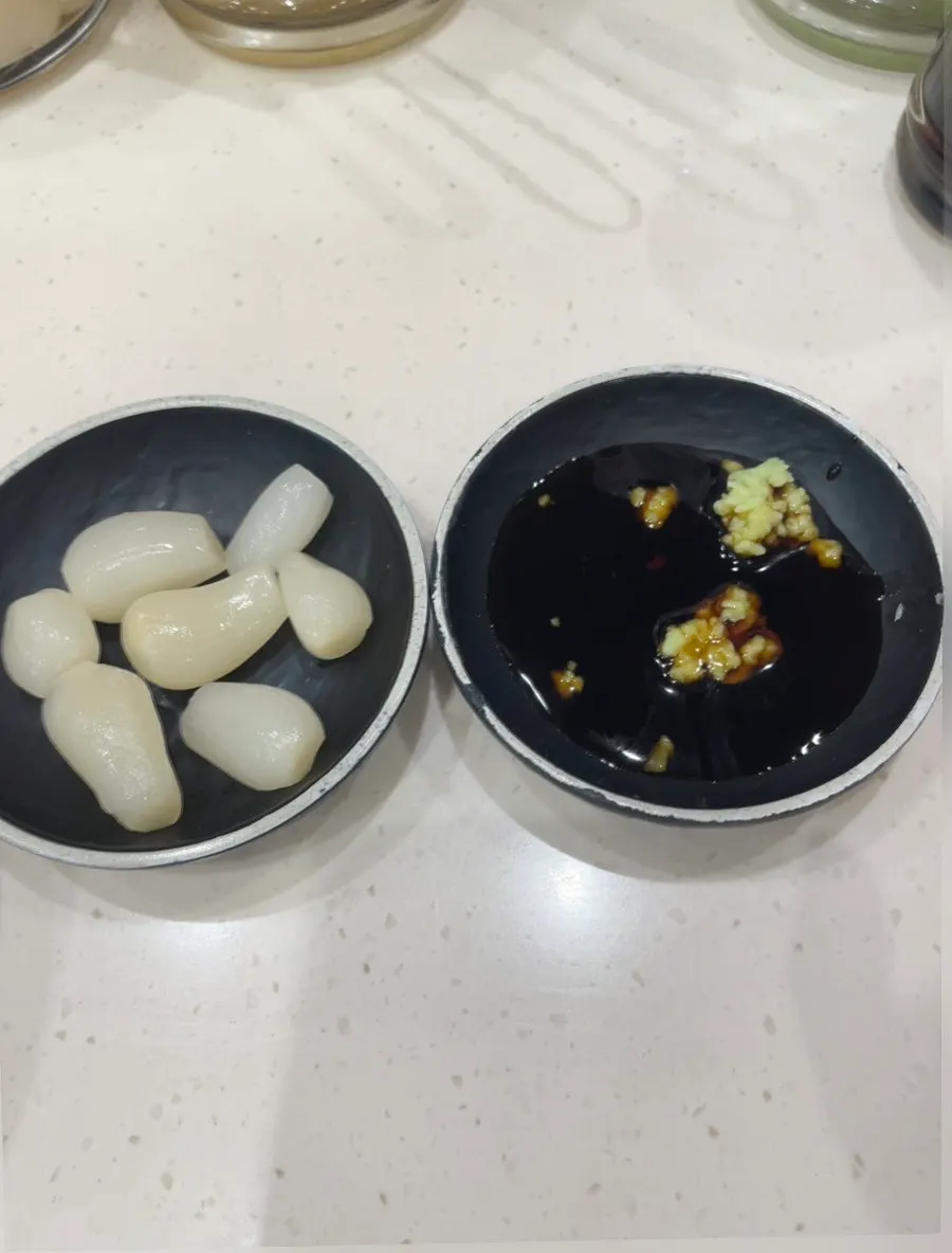 자리마다 놓인 간장과 고추냉이