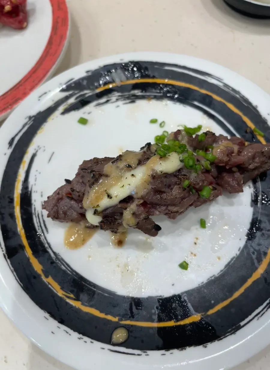 접시에 놓인 회전초밥 한 점