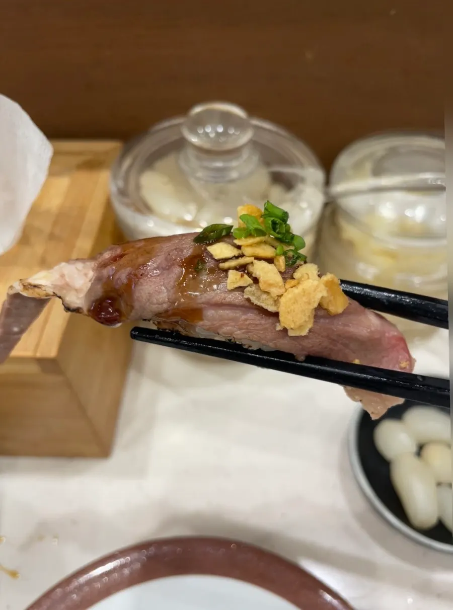 바 테이블에 올려진 초밥 접시