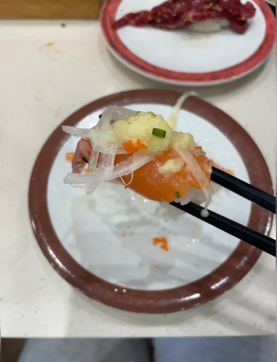 방금 만들어진 초밥 근접 사진