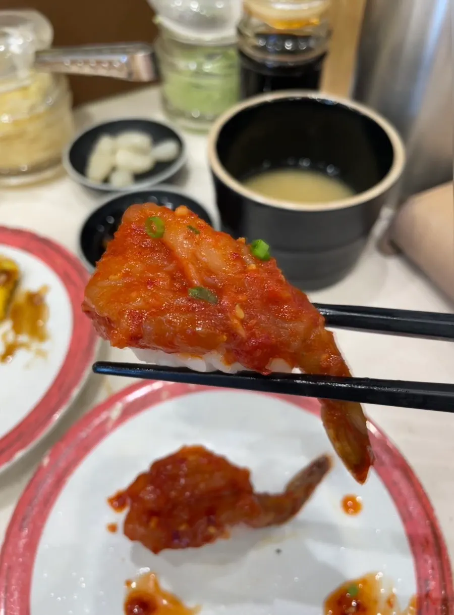다양한 종류의 초밥 한 점