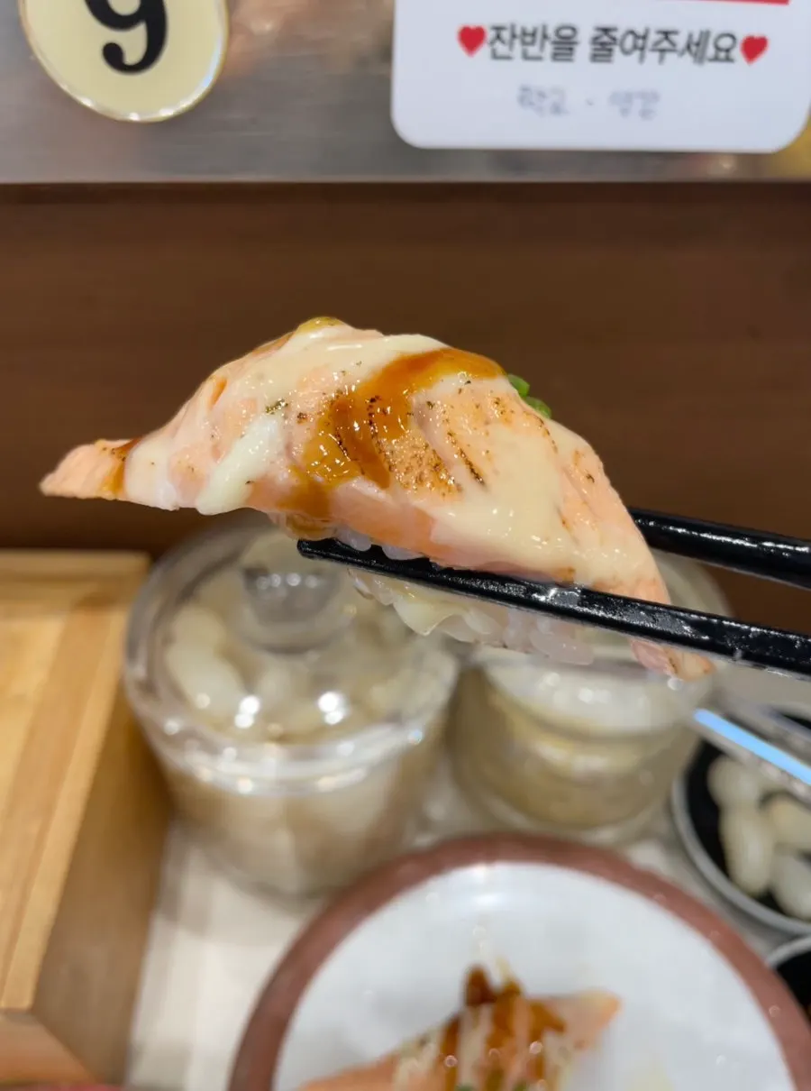 혼점심으로 먹은 초밥 접시