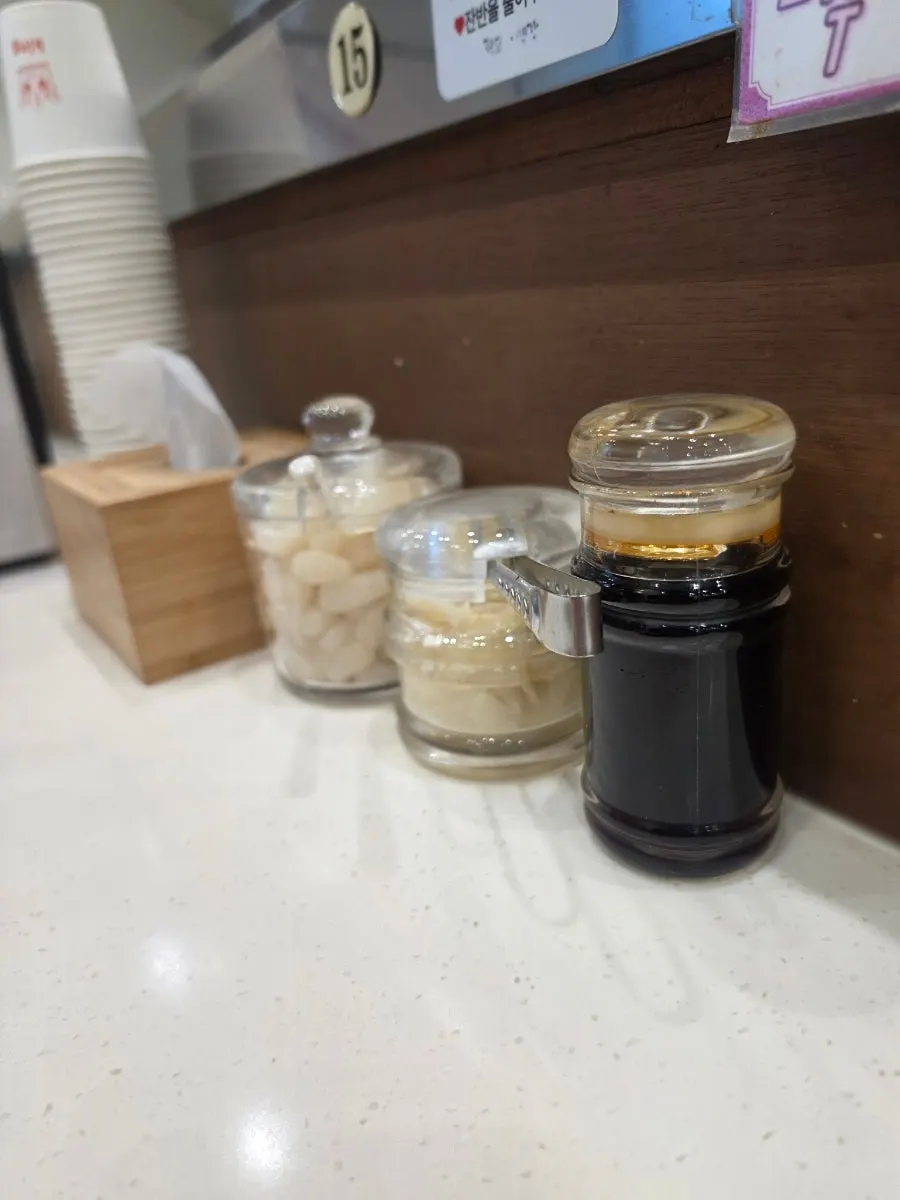 위생모와 마스크를 착용한 조리 공간
