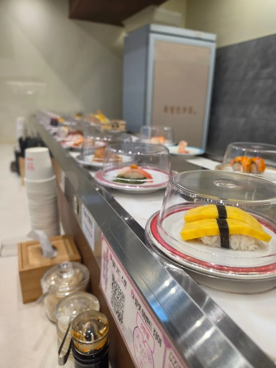 초밥이 돌아가는 레일과 바 테이블