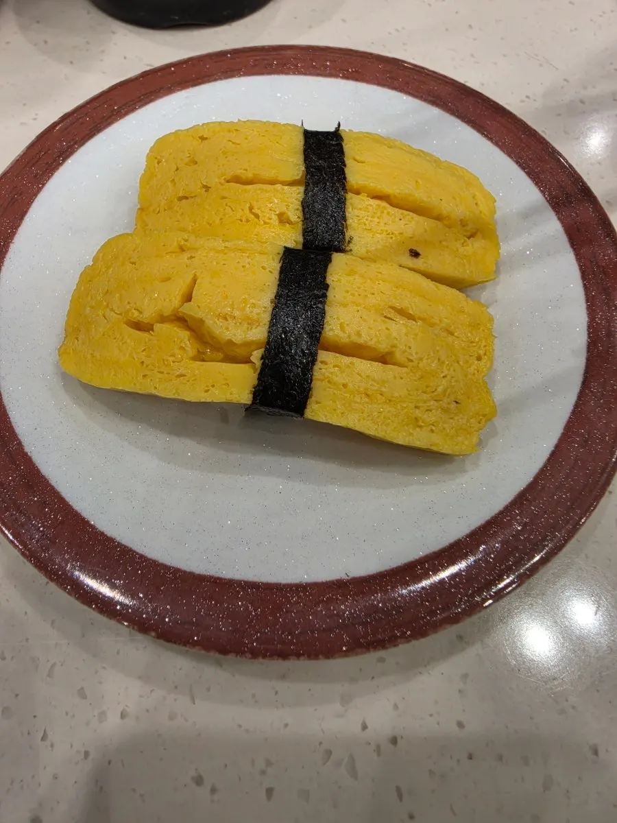 큼지막한 계란초밥 한 접시