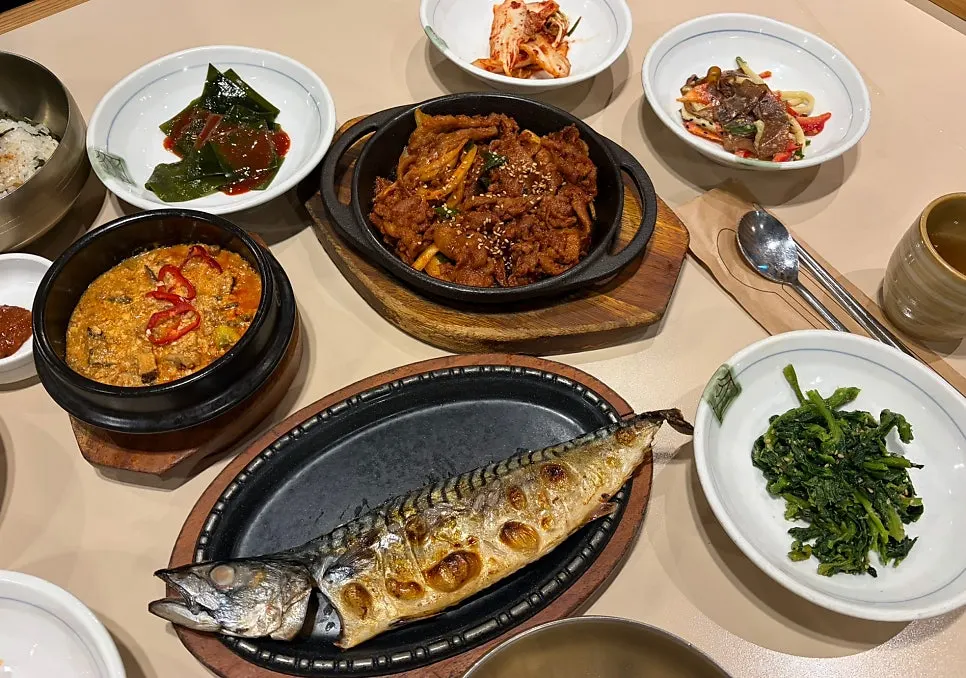 제육볶음 고등어구이 강된장 한상 차림