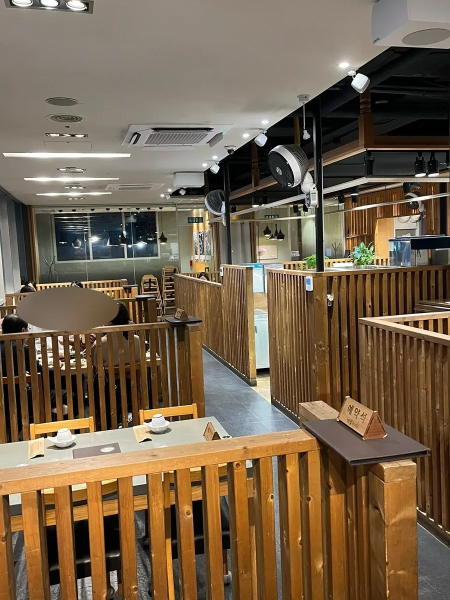 영월애곤드레 안산점 칸막이 있는 홀 내부