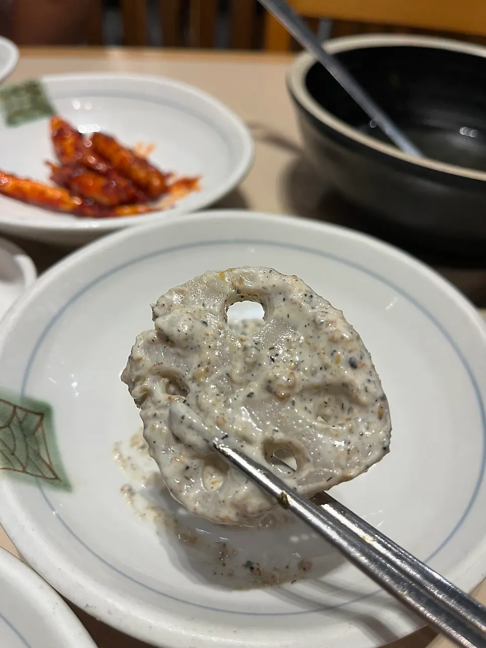연근샐러드와 양장피무침 등 밑반찬