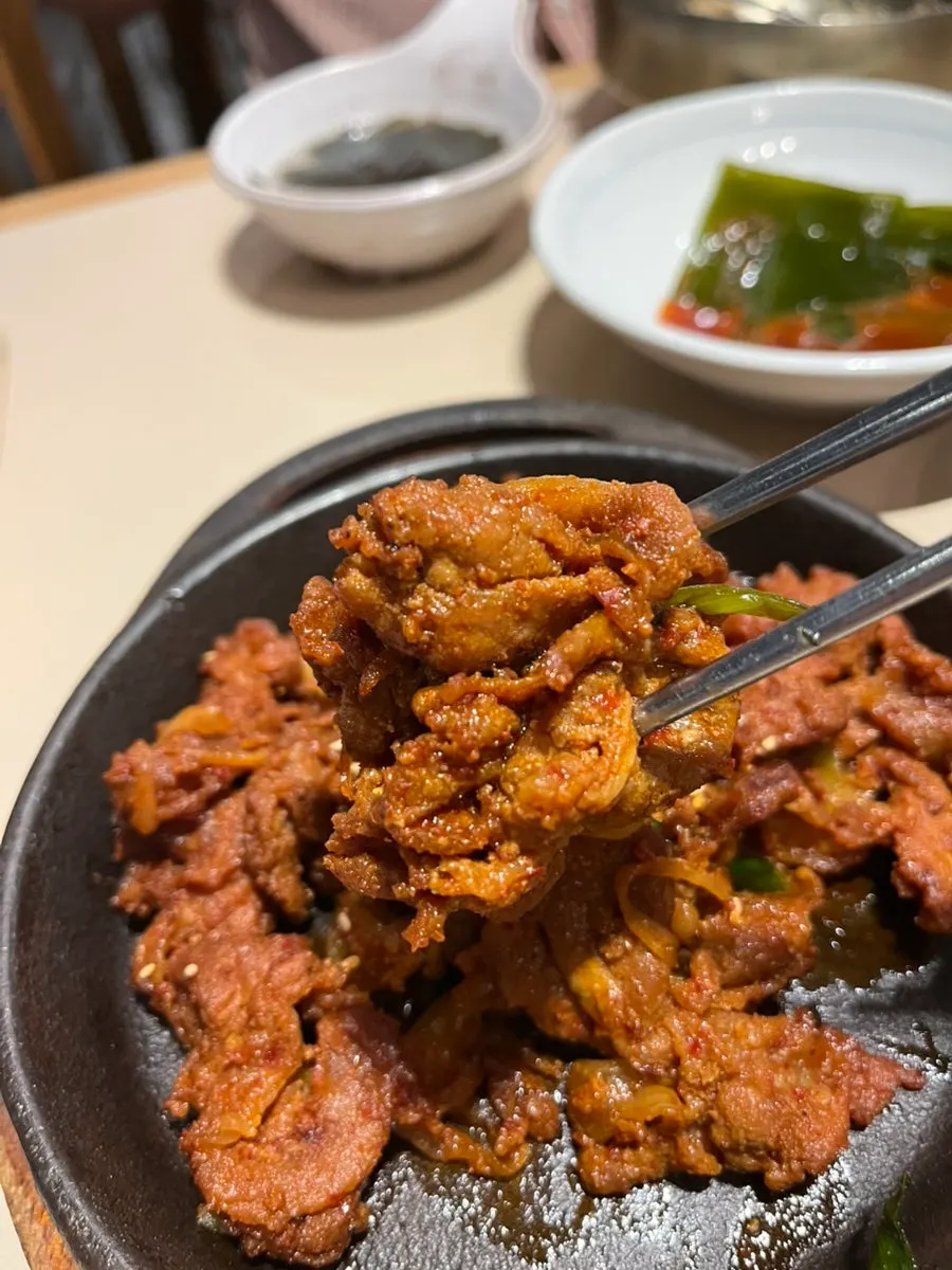 상추쌈에 올린 제육볶음