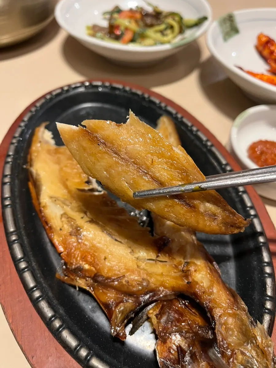 노릇하게 구워진 고등어구이